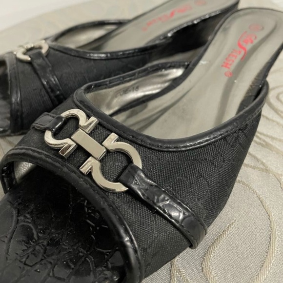 Black sandals with silver Ferragamo like buckle Sz.8 - Picture 1 of 4